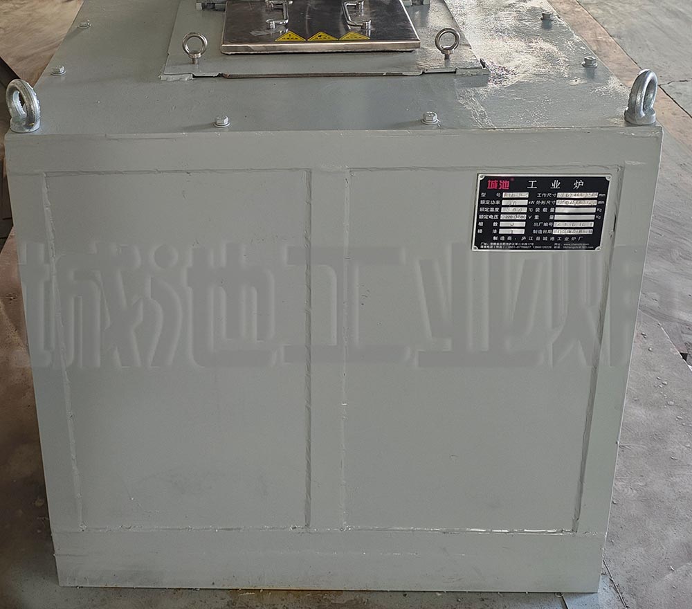 High temperature quenching oil tank for isothermal and graded quenching