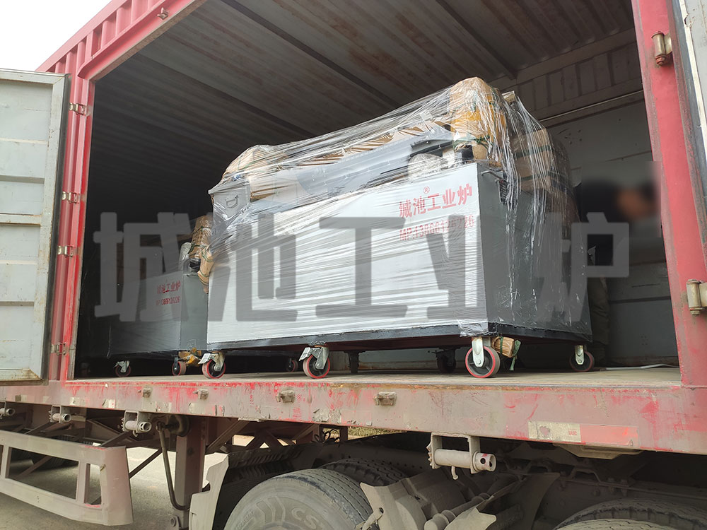 Side pull lift queuing groove shipment