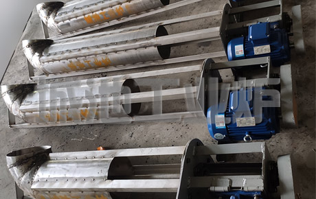 Corrosion resistant stainless steel agitator for brine quenching tank